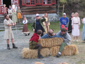 AKTIV SUFFLI: Når alle vegrar seg, får suffløren ta saka, ja nettopp saka, i eigne hender. FOTO: AMUND GRIMSTAD