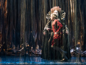 FAVORITT: Den unge Orlando blir adla av Elisabeth I før han som trettiåring meir enn seksti år seinare vaknar som kvinne. FOTO: STIG HÅVARD DIRDAL