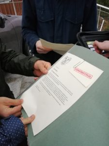 DILEMMA: Kva gjer du når du finn ei mappe med hemmelege dokument som fortel om massiv overvaking? FOTO: AMUND GRIMSTAD